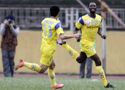 Gonzalo bị đuổi, Hà Nội T&T thua kình địch SLNA