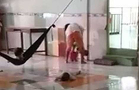 Bảo mẫu đánh dã man trẻ mồ côi ở miền Tây