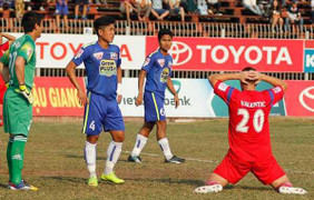 Clip: Siêu phẩm 'ngả bàn đèn' khiến HAGL ôm hận