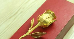 Chi 200 triệu mua bông hồng vàng tặng vợ dịp Valentine