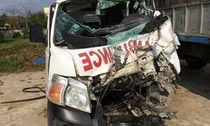 Xe cứu thương đâm xe tải, 7 người nhập viện