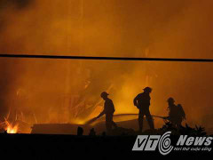 Video: Lửa cháy rực trời thiêu rụi Công ty nông sản ở Hải Dương