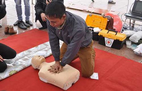 Tài xế học cách sơ cứu nạn nhân bị tai nạn giao thông