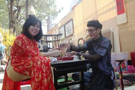 Nhộn nhịp phố Ông đồ Sài Gòn trước tết Ất Mùi