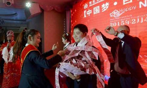 'Tiền tươi' quàng cổ thưởng Tết nhân viên