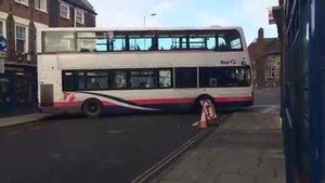 Pha quay đầu khổ sở của xe buýt