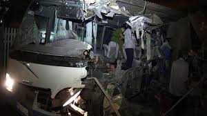 Clip: 2 xe khách tông trực diện, 10 người chết tại chỗ