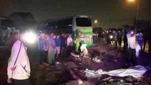 Hai xe khách tông nhau, 10 người chết