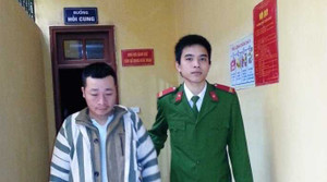 Cử nhân làm 'phó nháy' cho gái bán dâm, tung ảnh lên web đen