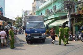 Xe tải náo loạn phố Sài Gòn, 4 người thương vong