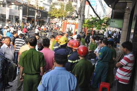 Trăm cảnh sát cứu hỏa tòa nhà 8 tầng giữa TP.HCM