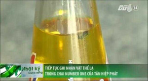 Thêm một chai Number One của Tân Hiệp Phát chứa vật thể lạ
