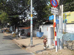 Nam thanh niên chết thảm dưới trụ điện ven đường