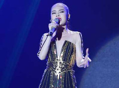 Giang Hồng Ngọc sexy khoe chân dài miên man