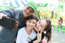 Con trai Kim Hiền hiếu động đùa giỡn bên mẹ