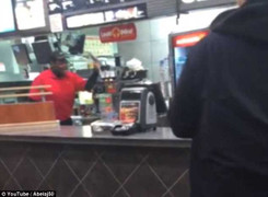 Nhân viên McDonald tức giận đập phá cửa hàng