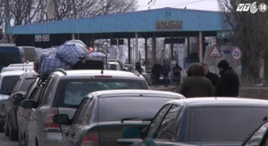 Người dân Ukraine xếp hàng tháo chạy sang Nga