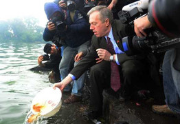 Video: Đại sứ Mỹ thả cá chép ngày Tết ông Công, ông Táo