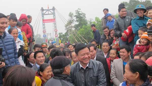 Dân 'vây' Bộ trưởng Thăng bên cầu treo mới hoàn thành