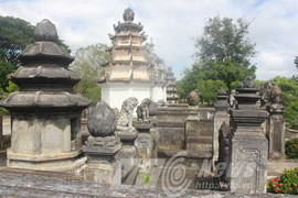 Những chuyện kỳ bí ở ngôi chùa có hòn bạch ngọc khổng lồ