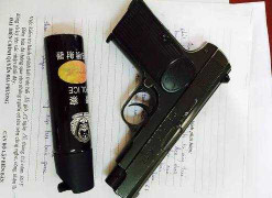 Hà Nội: Nam thanh niên mang súng ra đường để...phòng thân