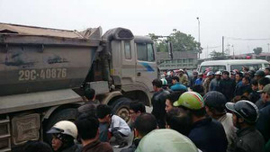 Đi buôn gần tết, một phụ nữ chết thảm dưới gầm xe tải