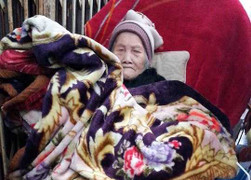 Cụ bà 95 tuổi bị đẩy ra lề đường, phủ nilon giữa trời mưa rét