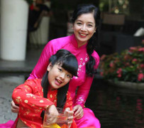 Chiều Xuân và con gái Hồng Khanh diện áo dài rạng rỡ đón xuân