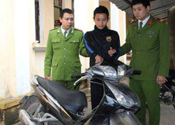 Nợ tiền cờ bạc, 9x dùng búa đinh tấn công xe ôm cướp tài sản