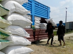 Phong tỏa tổng kho đường lậu, bắt ông trùm 'Tỉ đường'