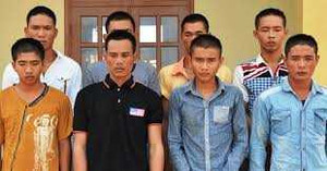 Không cho đánh bạc trước nhà, 3 cha con bị côn đồ chém trọng thương