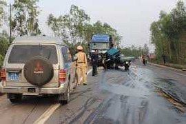 Vượt ẩu, tài xế và phụ xe chết ngay trong cabin