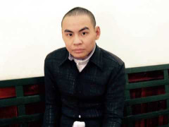 Táo tợn cướp điện thoại, khống chế tài xế taxi