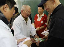 Tấm lòng giáo sư già với bệnh nhân ung thư