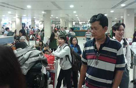 Giẫm đạp, chen lấn gây náo loạn phòng vé sân bay Tân Sơn Nhất