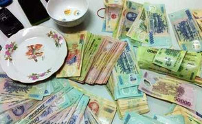 Video: Theo chân công an vây bắt sới bạc tiền tỷ, thu giữ nhiều vũ khí