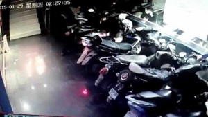 Giả vờ say rượu để trộm xe