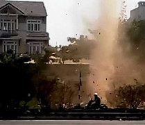 Vòi rồng cuồn cuộn thổi bay mái nhà dân ở TP.HCM