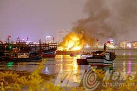 Đà Nẵng: Tàu cá cháy ngùn ngụt giữa sông Hàn