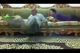 Thót tim cảnh con trai chơi khăm bố