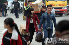 Ngàn người 'tay xách nách mang' về quê đón Tết