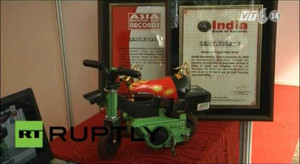 Độc đáo chiếc xe máy điện nhỏ nhất thế giới