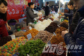 Bày cách sắm Tết giá rẻ cho bà nội trợ đảm đang