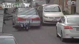 Trộm lái xe chồm qua xe cảnh sát để tháo chạy