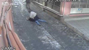 Chồng đánh vợ như tra tấn ngay giữa phố