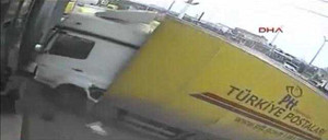 Công nhân suýt bị xe tải nghiền nát