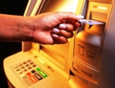 Người nước ngoài dùng thẻ ATM giả rút tiền ngân hàng
