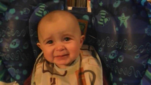 Bé 10 tháng tuổi cảm động khóc khi nghe mẹ hát