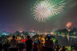 Giá gần 1 triệu, chỗ xem bắn pháo hoa đêm Giao thừa vẫn khó kiếm