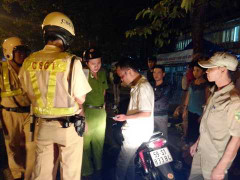 Băng qua đường, một phụ nữ bị xe tông bất tỉnh trong đêm